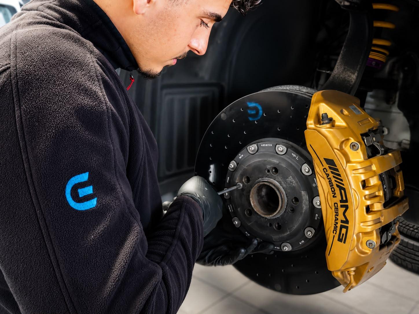 Montage einer Bremsscheibe mit Bremssattel beim Bremsenservice in der Werkstatt