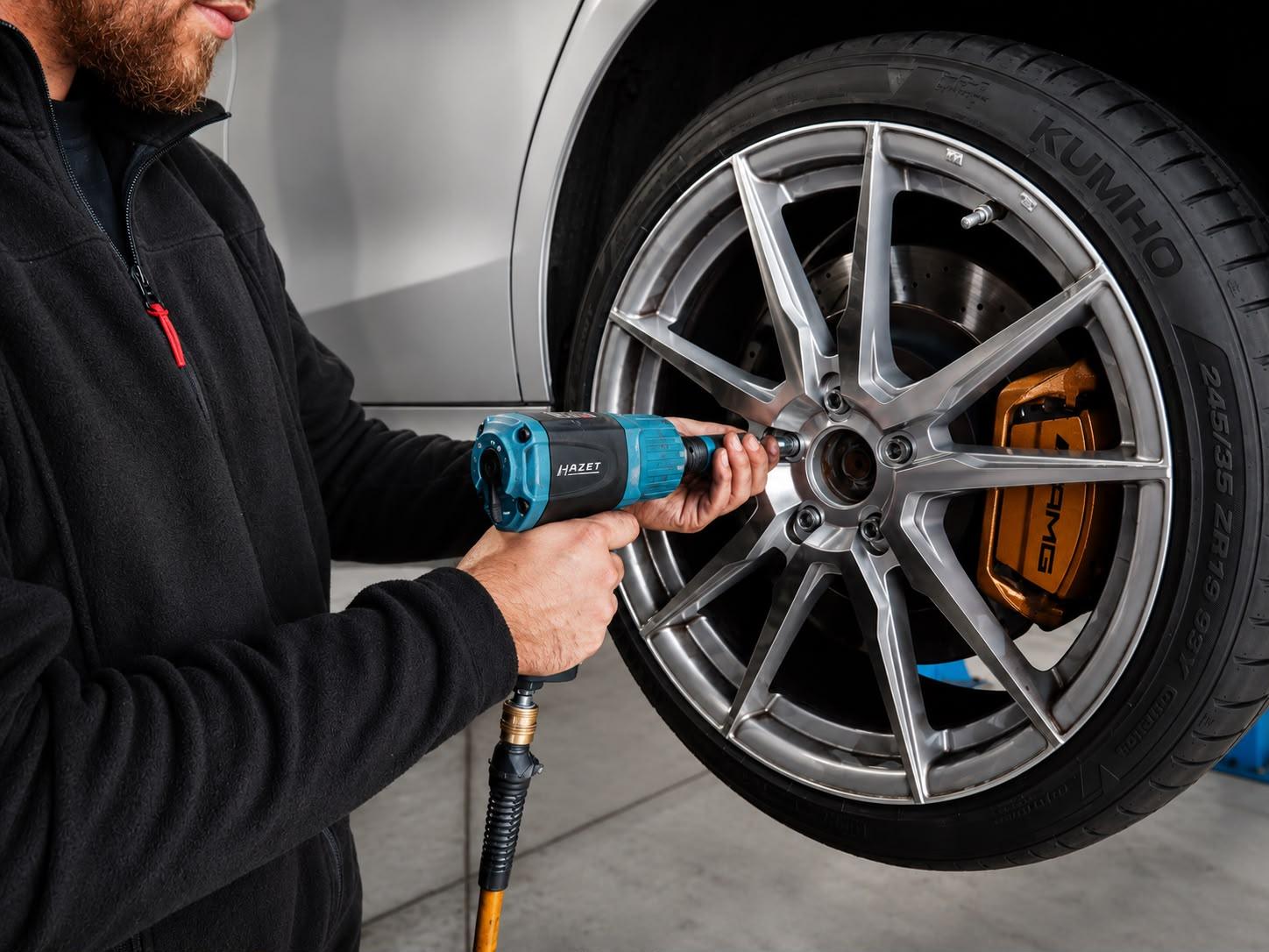 Radwechsel mit Schlagschrauber bei Car Expert Nord in Hildesheim