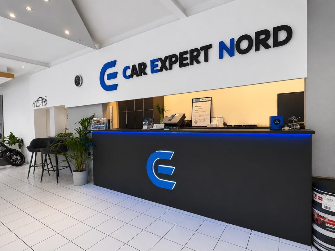 Empfangsbereich von Car Expert Nord mit beleuchteter Theke