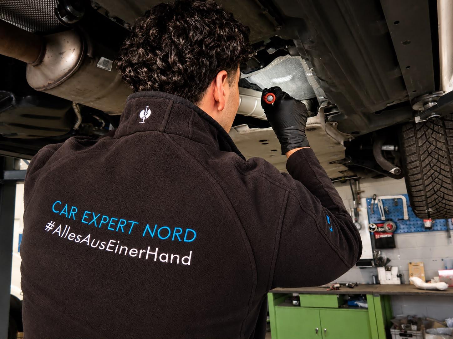 Sichtprüfung am Fahrzeugunterboden auf der Hebebühne zur HU-Vorbereitung